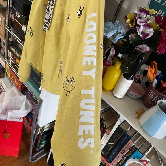 Looney tunes cropped sweater super soft - Picture 2 of 4
